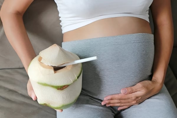 Bà bầu uống nước dừa