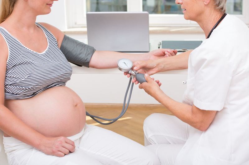 Bà bầu cần đo huyết áp định kỳ để tầm soát nguy cơ