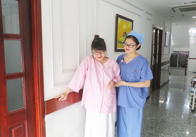 Sau khi sinh bao lâu thì có thể đi lại bình thường?